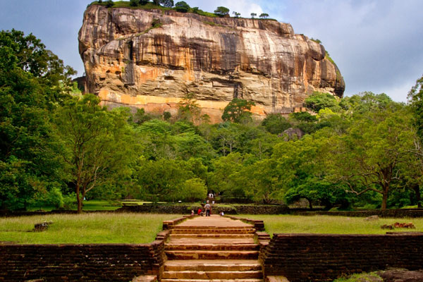 Власти РФ призвали живущих на Шри-Ланке россиян вернуться на Родину Власти РФ призвали живущих на Шри-Ланке россиян вернуться на Родину