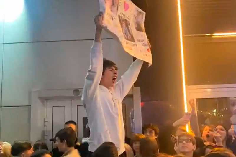 Бунт фанатов в Сочи: подростки штурмуют клуб из-за отмены концерта Ивана Золо | В Сочи подростки устроили бунт из-за отмены концерта блогера Ивана Золо Бунт фанатов в Сочи: подростки штурмуют клуб из-за отмены концерта Ивана Золо | В Сочи подростки устроили бунт из-за отмены концерта блогера Ивана Золо