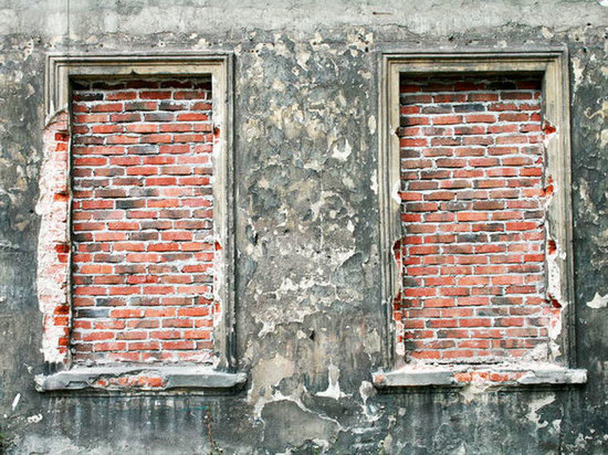 В Якутии суд заставил многодетную семью замуровать окна в доме В Якутии суд заставил многодетную семью замуровать окна в доме