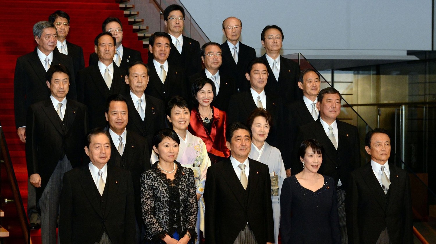 Правительство Японии полным составом ушло в отставку