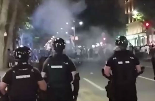 Беспорядки в столице Сербии — протестующие дерутся с полицейскими и закидывают их бутылками и фаерами | Беспорядки в Белграде: оппозиционеры требуют роспуска парламента, президент называет протесты заговором Беспорядки в столице Сербии — протестующие дерутся с полицейскими и закидывают их бутылками и фаерами | Беспорядки в Белграде: оппозиционеры требуют роспуска парламента, президент называет протесты заговором