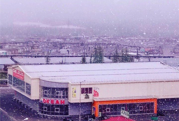 «Мы и в августе такое встречали». Сибирский город засыпало снегом. ВИДЕО