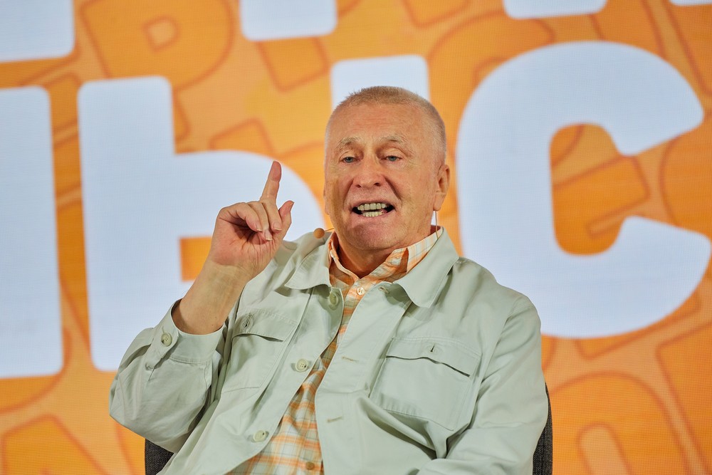 Жириновский пожалел о женитьбе и оценил жизнь на "тройку" Жириновский пожалел о женитьбе и оценил жизнь на "тройку"