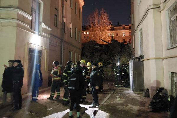 В Петербурге рухнул шестиэтажный дом, на месте работают спасатели В Петербурге рухнул шестиэтажный дом, на месте работают спасатели