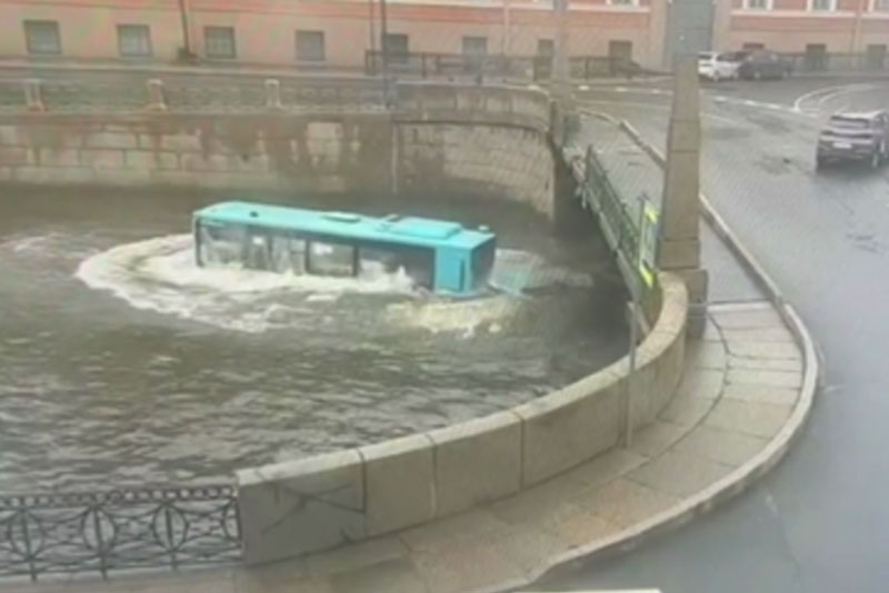 Следком Петербурга сообщил, что число погибших в ДТП на мосту выросло до семи. Видео | Число погибших в ДТП с упавшим в реку автобусом в Петербурге выросло до семи Следком Петербурга сообщил, что число погибших в ДТП на мосту выросло до семи. Видео | Число погибших в ДТП с упавшим в реку автобусом в Петербурге выросло до семи