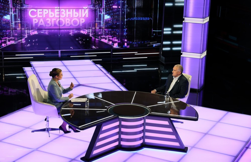 Глава Крыма предложил лишать гражданства тех, кто не встает под гимн России Глава Крыма предложил лишать гражданства тех, кто не встает под гимн России