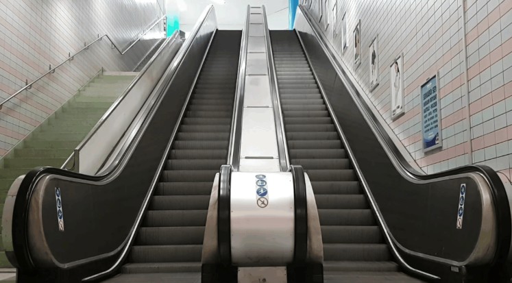 Трехлетнему мальчику зажало руку на эскалаторе в петербургском метро | В Санкт-Петербурге мальчик застрял в эскалаторе на станции метро Трехлетнему мальчику зажало руку на эскалаторе в петербургском метро | В Санкт-Петербурге мальчик застрял в эскалаторе на станции метро