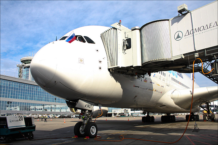 «Интерфакс»: силовики ищут бомбы в Домодедово и двух самолетах