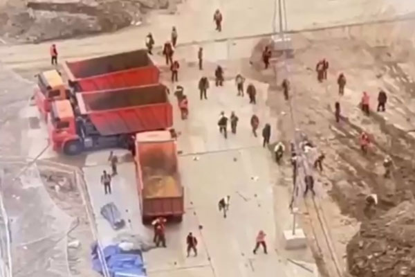 В Москве около 20 рабочих задержаны после массовой драки на стройке | В строящемся ЖК на востоке Москвы массово подрались рабочие В Москве около 20 рабочих задержаны после массовой драки на стройке | В строящемся ЖК на востоке Москвы массово подрались рабочие