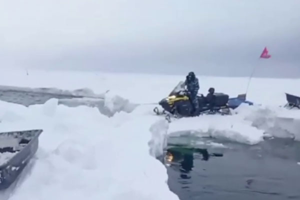 Более 80 рыбаков застряли на оторвавшейся льдине в Охотском море Более 80 рыбаков застряли на оторвавшейся льдине в Охотском море