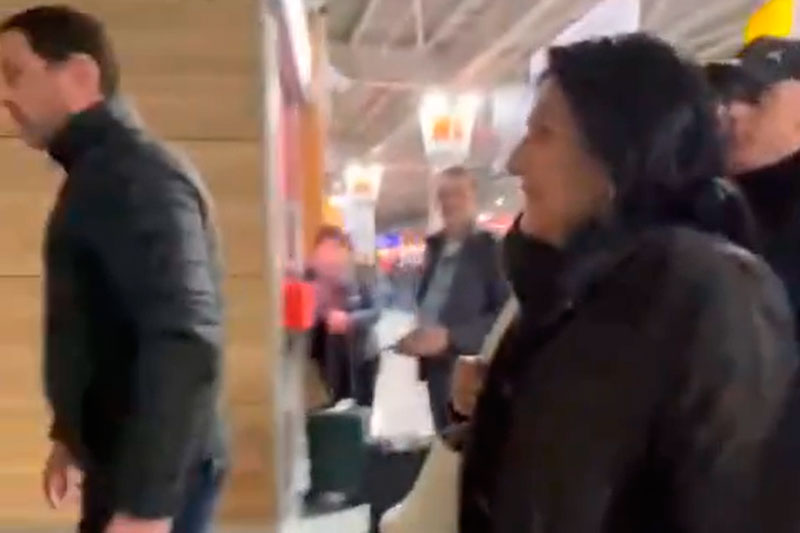 Экс-президента Грузии Саломе Зурабишвили закидали яйцами в аэропорту Тбилиси после возвращения с конференции. Видео | Бывший президент Грузии Саломе Зурабишвили подверглась нападению в аэропорту