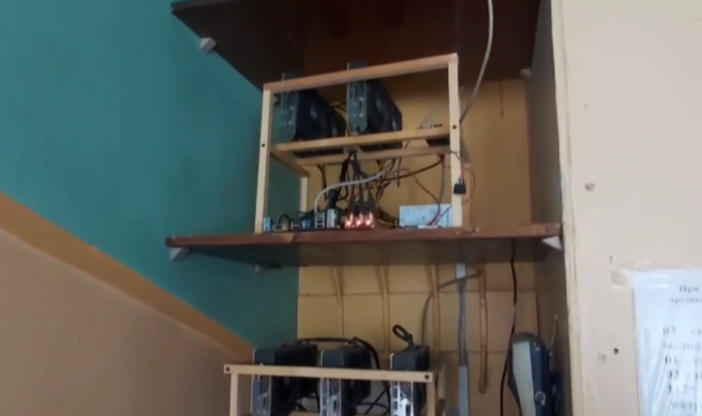 На чердаке школы в Иркутской области обнаружили майнинговую ферму На чердаке школы в Иркутской области обнаружили майнинговую ферму