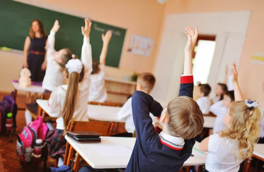 В Копейске на заставившего ученика встать на колени учителя завели уголовное дело В Копейске на заставившего ученика встать на колени учителя завели уголовное дело