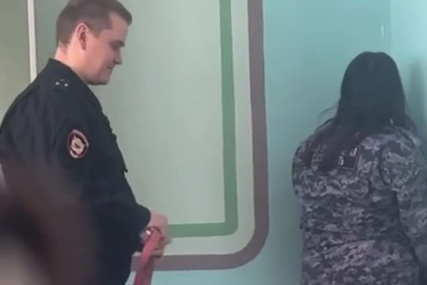 На Урале преподаватель техникума, который ставил на колени студентку, ранее требовал покупать ему игры На Урале преподаватель техникума, который ставил на колени студентку, ранее требовал покупать ему игры