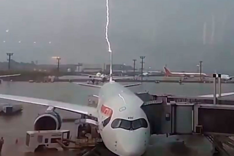 В бразильском аэропорту молния ударила в хвост самолёта | Молния ударила в хвост пассажирского самолёта в Сан-Пауло