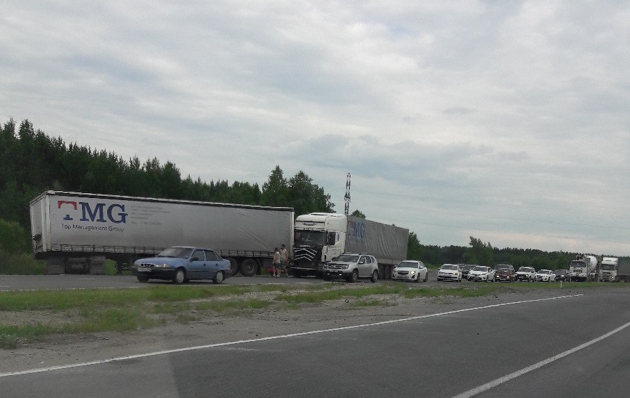 Под Тюменью водитель легковушки устроил аварию с двумя фурами и скрылся Под Тюменью водитель легковушки устроил аварию с двумя фурами и скрылся