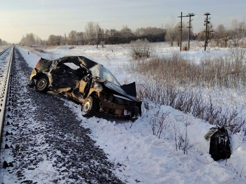 В Псковской области четыре человека погибли в ДТП с грузовым поездом | Четыре человека погибли при столкновении авто и поезда под Псковом В Псковской области четыре человека погибли в ДТП с грузовым поездом | Четыре человека погибли при столкновении авто и поезда под Псковом