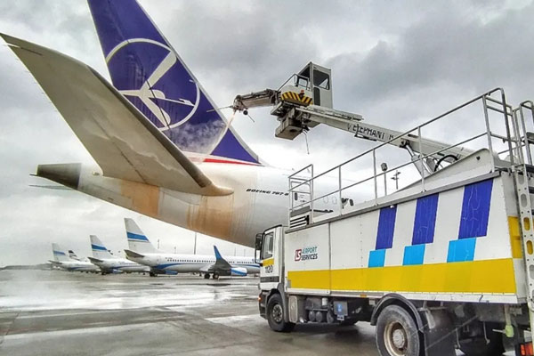 Daily Mail: Boeing 787 во время буксировки столкнулся с Airbus A350 | В лондонском аэропорту столкнулись два самолёта