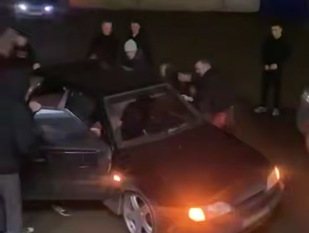 В Благовещенске толпа разгромила машину из-за громкой музыки | В Башкирии толпа мужчин разбила машину из-за громкой музыки