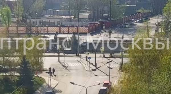 Автомобиль протаранил ограждение на набережной в Москве и упал в реку | Москвич уснул за рулём и упал в реку Яуза Автомобиль протаранил ограждение на набережной в Москве и упал в реку | Москвич уснул за рулём и упал в реку Яуза