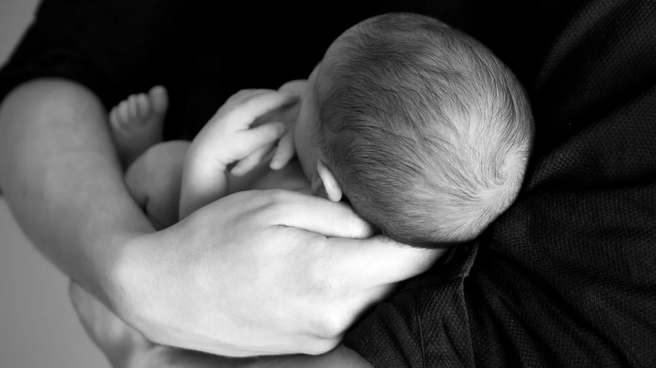 В Сочи от истощения скончался ребенок блогера-сыроеда В Сочи от истощения скончался ребенок блогера-сыроеда