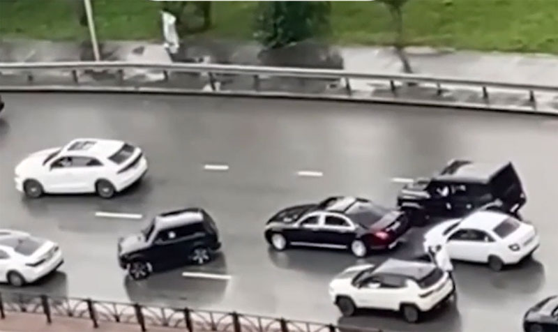 Компания екатеринбуржцев перекрыла дорогу ради танцев на проезжей части | Уральцы на дорогих машинах перекрыли трассу и устроили танцы в Екатеринбурге Компания екатеринбуржцев перекрыла дорогу ради танцев на проезжей части | Уральцы на дорогих машинах перекрыли трассу и устроили танцы в Екатеринбурге