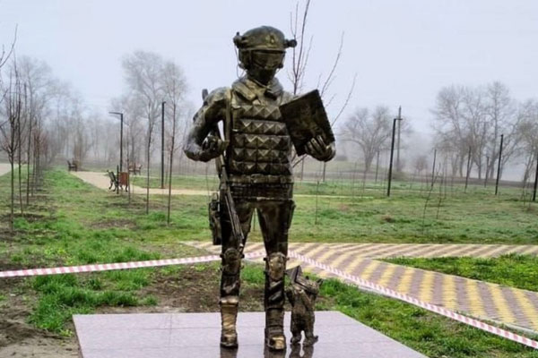 В Моздоке снесли памятник участникам СВО. Чем он не угодил | Памятник участникам СВО в Северной Осетии снесли после жалоб местных жителей В Моздоке снесли памятник участникам СВО. Чем он не угодил | Памятник участникам СВО в Северной Осетии снесли после жалоб местных жителей