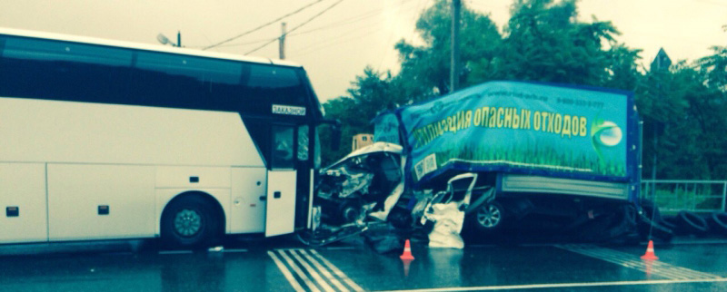 В Сочи в ДТП с автобусом пострадали семь пассажиров. Водитель «Газели» скончался