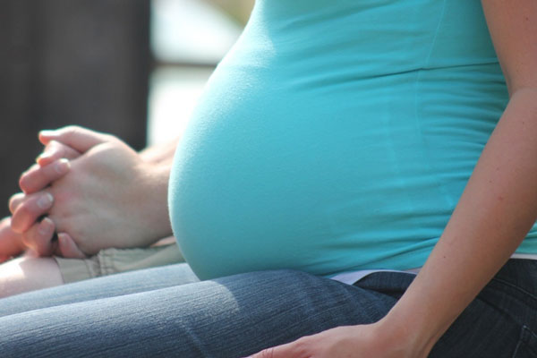 В РПЦ призвали россиянок не рожать слишком рано | Протоирей Максим Первозванский призвал россиянок не рожать слишком рано