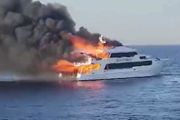 У побережья в Египте вспыхнула яхта с туристами: трое пропали без вести