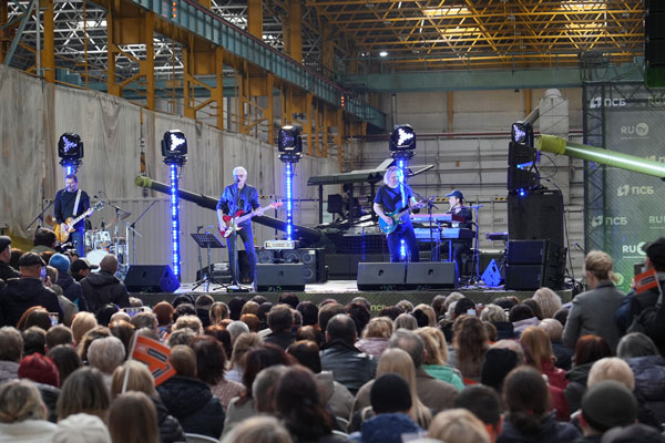 Марафон «Музыка в цехах»: российские звезды успеха по спецзаказу - концерт на предприятии Омсктрансмаш с Александром Маршалом и Марко Радиновичем | Концерт «Музыка в цехах» состоялся на Омском заводе транспортного машиностроения