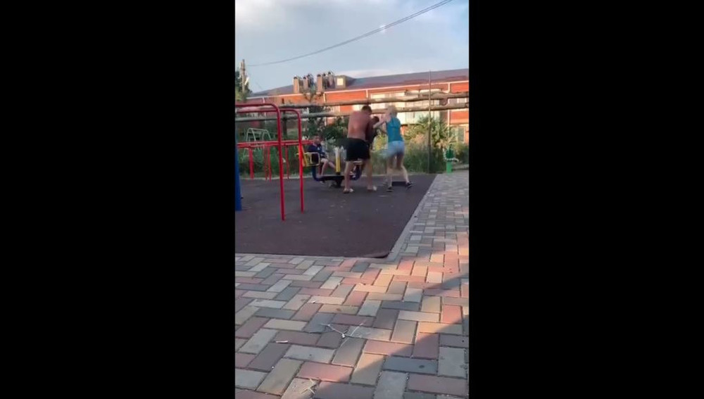 «Мармеладная война»: россиянин избил чужого ребенка на детской площадке и попал на видео «Мармеладная война»: россиянин избил чужого ребенка на детской площадке и попал на видео
