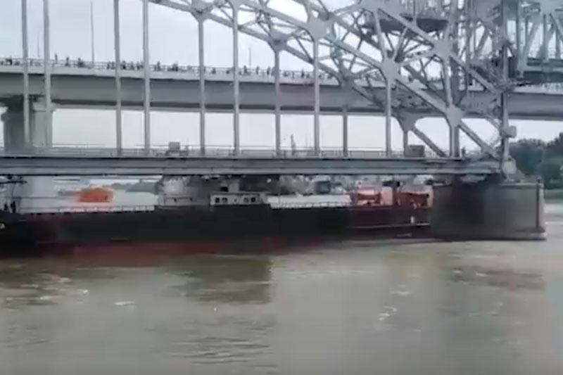 Сухогруз потерял управление и врезался в пролет ж/д моста в Ростове-на-Дону | Сухогруз врезался в пролет моста в Ростове-на-Дону