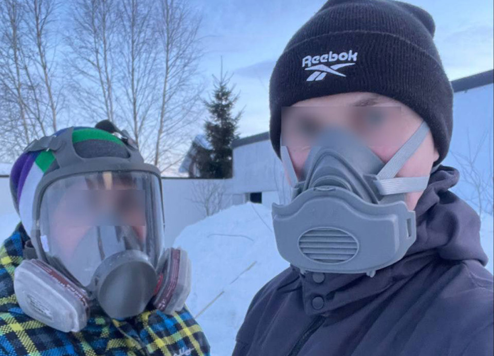 Сильные запахи газа в Солнечногорске: жители Подмосковья в противогазах | Жители Подмосковья жалуются на едкие выбросы с предприятия «Нева»