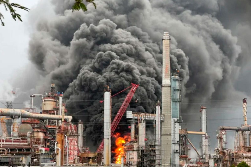 На нефтезаводе в Калифорнии из-за взрыва пострадали три человека | СМИ: в Калифорнии во время пожара на НПЗ пострадали три человека На нефтезаводе в Калифорнии из-за взрыва пострадали три человека | СМИ: в Калифорнии во время пожара на НПЗ пострадали три человека