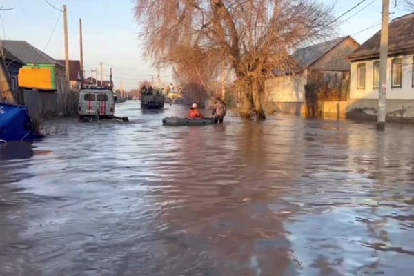 «Муж за что погиб?»: жительница затопленного Орска отругала мэра за чистые штаны | Мэр Орска Козупица подвергся гневу жителей из-за отсутствия воды и выплат «Муж за что погиб?»: жительница затопленного Орска отругала мэра за чистые штаны | Мэр Орска Козупица подвергся гневу жителей из-за отсутствия воды и выплат