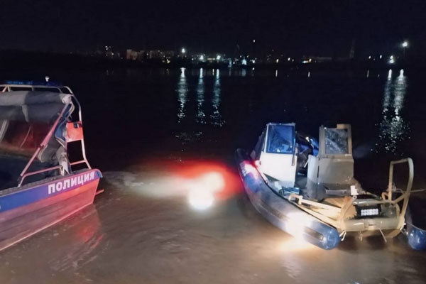 В Омске два человека погибли, врезавшись на лодке в пристань | Два человека насмерть разбились на лодке в Омске В Омске два человека погибли, врезавшись на лодке в пристань | Два человека насмерть разбились на лодке в Омске
