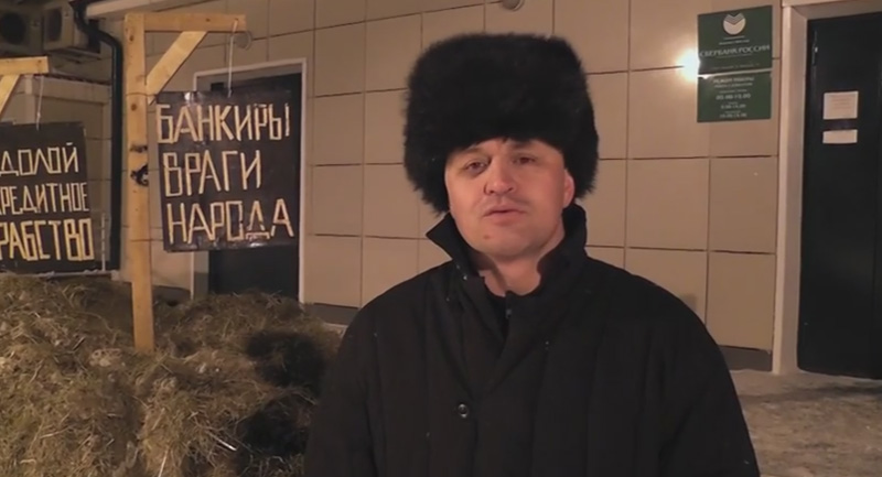 Новосибирский фермер расплатился за кредит телегой навоза и вывалил удобрение возле офиса Сбербанка Новосибирский фермер расплатился за кредит телегой навоза и вывалил удобрение возле офиса Сбербанка