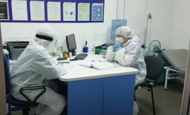 В Хакасии фельдшер, умоляющая госпитализировать 90-летнюю женщину, попала на видео