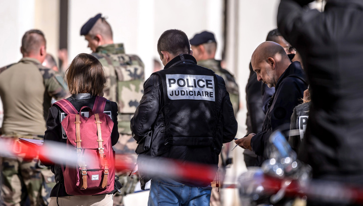 В Париже посетителю ресторана отрубили руку и сняли скальп В Париже посетителю ресторана отрубили руку и сняли скальп