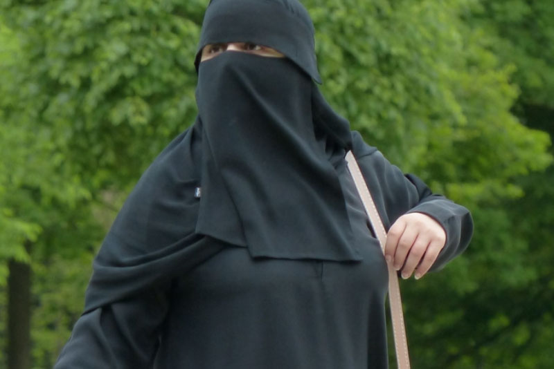 Песков заявил, что запрет никабов в России Кремль не обсуждает