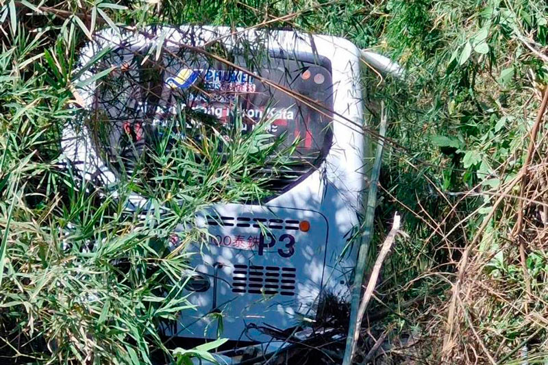 "Мы чуть не погибли!" Туристы спаслись чудом после падения автобуса с 15-метрового склона на Пхукете | На Пхукете автобус с российскими туристами слетел в 15-метровый овраг "Мы чуть не погибли!" Туристы спаслись чудом после падения автобуса с 15-метрового склона на Пхукете | На Пхукете автобус с российскими туристами слетел в 15-метровый овраг