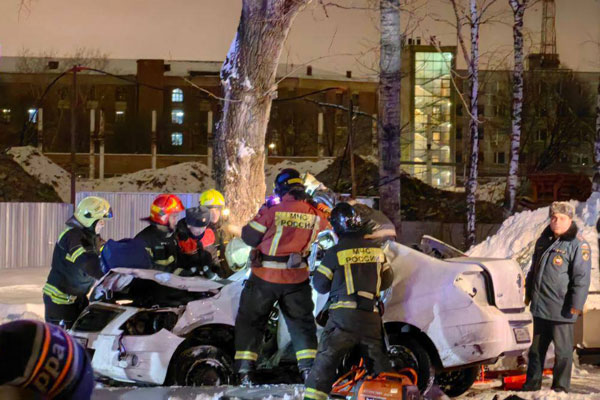 На юго-востоке Москвы легковушка влетела в столб и сбила человека на остановке На юго-востоке Москвы легковушка влетела в столб и сбила человека на остановке
