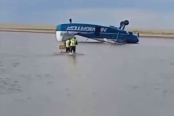 Санитарный самолёт Ан-2 рухнул в воду и перевернулся в Казахстане | Самолёт санавиации Ан-2 упал в воду в Казахстане и перевернулся