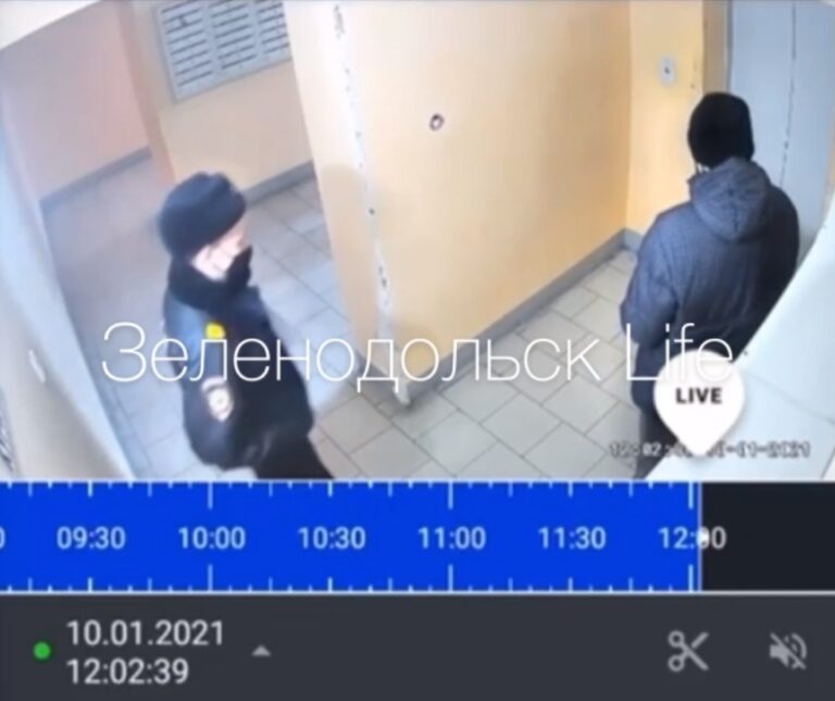 В Татарстане полицейские сторожат лифт и штрафуют в нем людей без масок - это попало на видео
