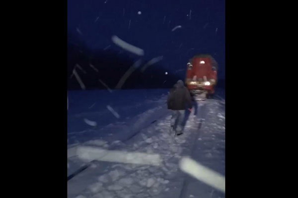 Столкнувшийся лоб в лоб с маневровым локомотивом поезд продолжил движение. Видео Столкнувшийся лоб в лоб с маневровым локомотивом поезд продолжил движение. Видео