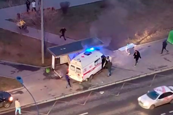 Машина скорой помощи врезалась в остановку с людьми в Москве | Скорая помощь сбила человека на остановке в Москве Машина скорой помощи врезалась в остановку с людьми в Москве | Скорая помощь сбила человека на остановке в Москве