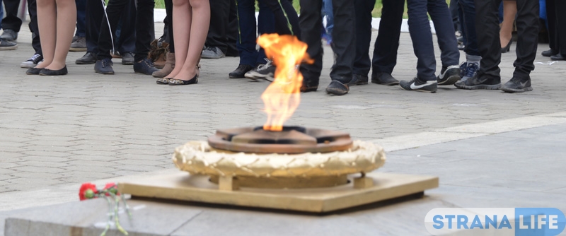 Полуголые девицы устроили фотосессию у Вечного Огня Полуголые девицы устроили фотосессию у Вечного Огня