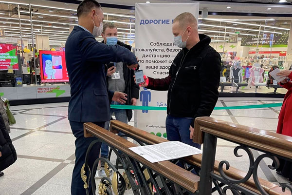 Страны вводят локдаун для непривитых и месяцами живут по QR-кодам. Где самые жесткие ограничения